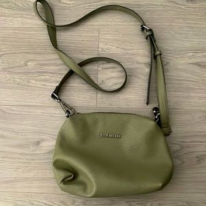 Steve Madden cross body bag. No pockets. Perfect for small things.